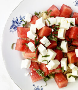 Gaivios arbūzų, kinvos ir feta sūrio salotos